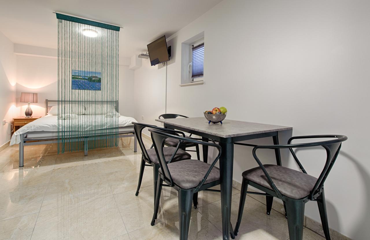 אומיס Cezar Luxury Apartment מראה חיצוני תמונה